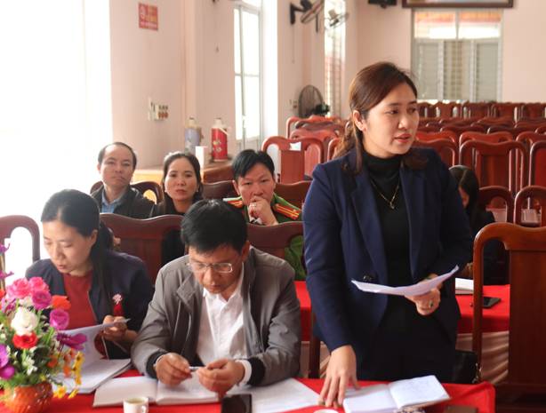 Description: Chủ tịch Hội Phụ nữ huyện Tạ Thị Thuý phát biểu tại buổi làm việc
