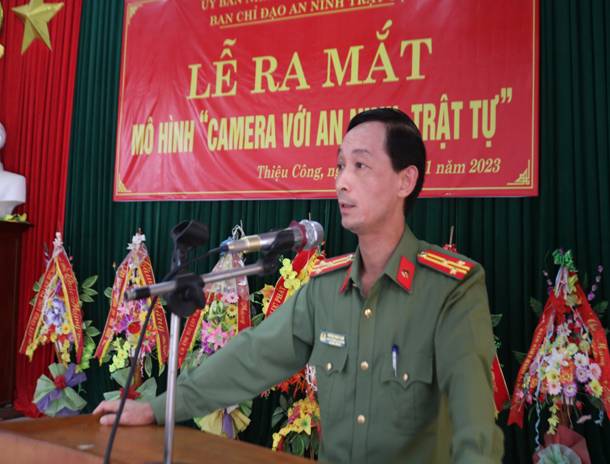 Description: Thượng tá Hoàng Hoài Nam, Phó trưởng Công an huyện phát biểu tại buổi lễ